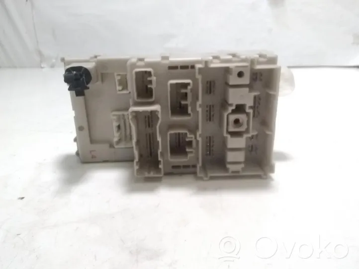 Toyota RAV 4 (XA20) Module de fusibles 8273342080