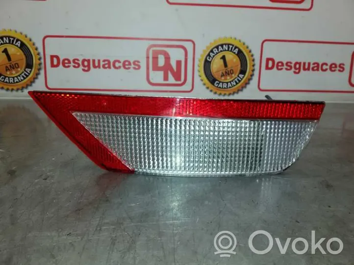 Ford Focus Luz trasera/de freno 8V4115K272