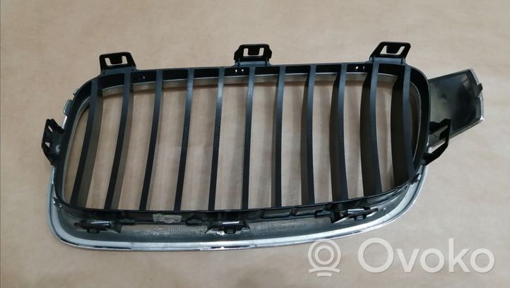 BMW 3 F30 F35 F31 Grille calandre supérieure de pare-chocs avant 51137263480