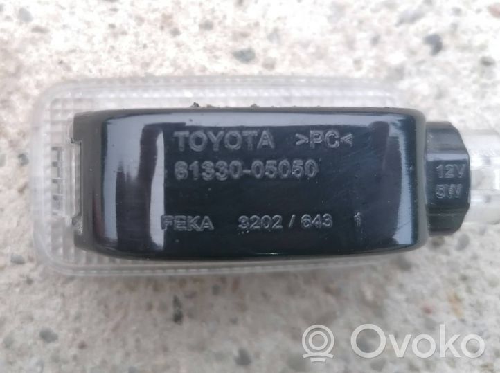 Toyota Avensis T270 Inne oświetlenie wnętrza kabiny 81330-05050