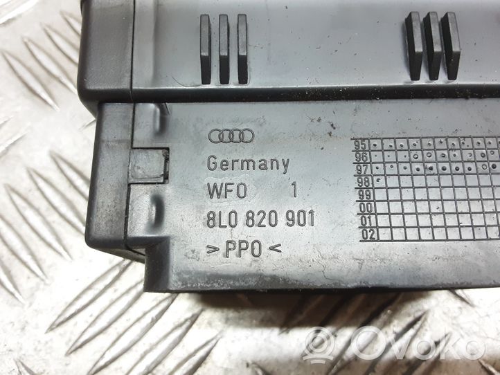 Audi A3 S3 8L Boczna kratka nawiewu deski rozdzielczej 8L0820901