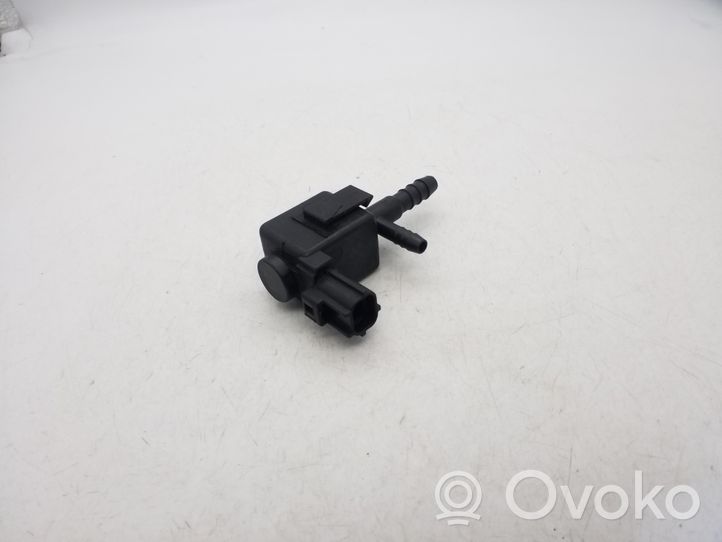 Ford Mondeo Mk III Vacuum valve 1S719C915AA