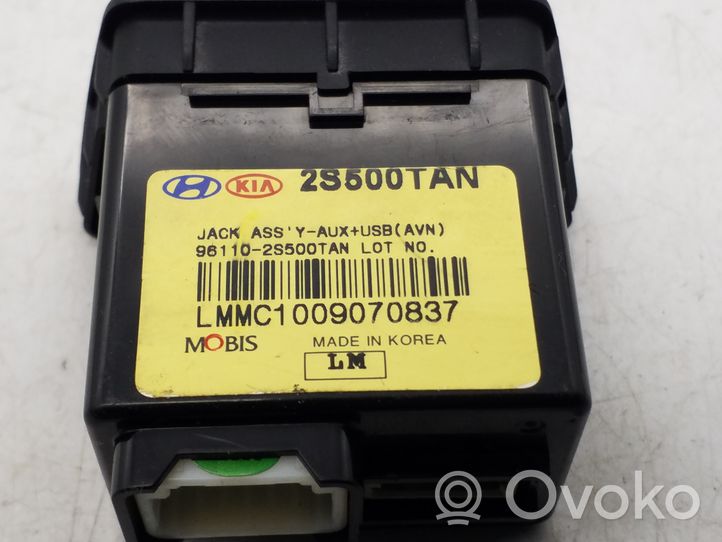 Hyundai ix35 Connettore plug in AUX 961102S500