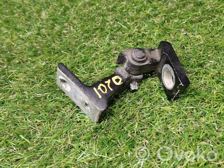 Volkswagen Jetta VI Front door upper hinge 8K0831402H