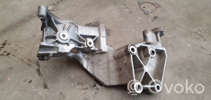 KIA Sorento Soporte del alternador 