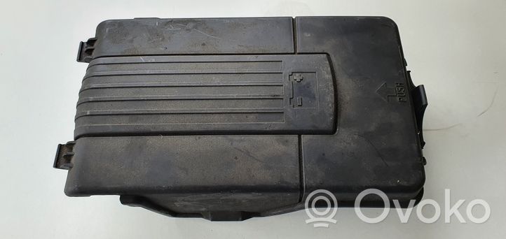 Volkswagen PASSAT B7 Couvercle de boîtier de batterie 