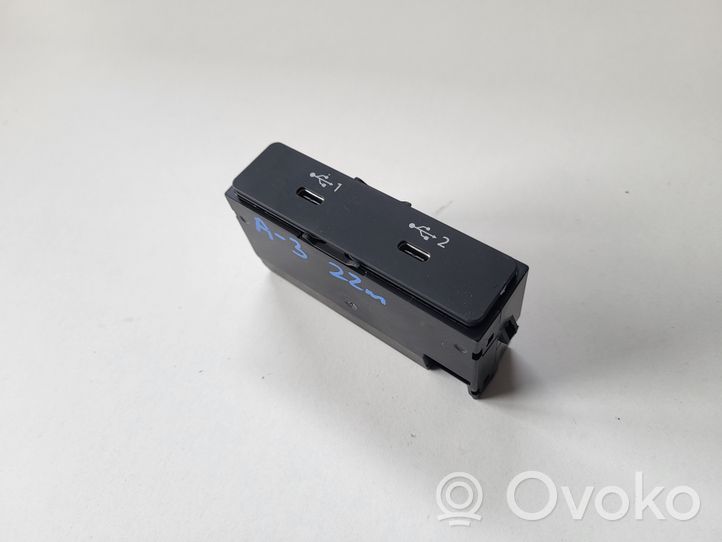 Audi A3 8Y Gniazdo / Złącze USB 