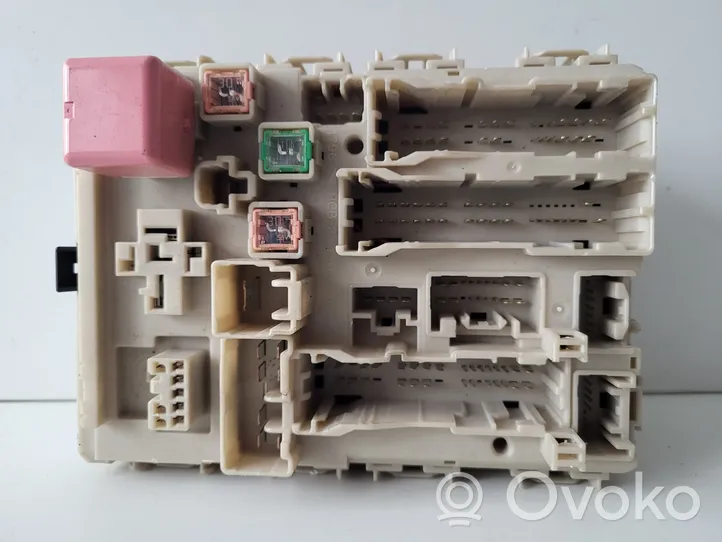 Toyota Avensis T270 Module de fusibles 