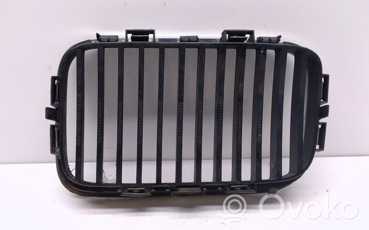 BMW 3 E36 Grille calandre supérieure de pare-chocs avant 8122238