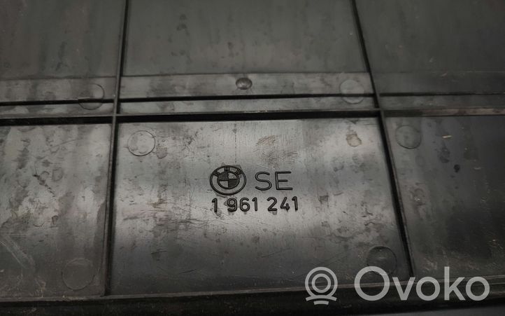 BMW 3 E30 Listwa światła tylnego/osłona tablicy rejestracyjnej 1961241