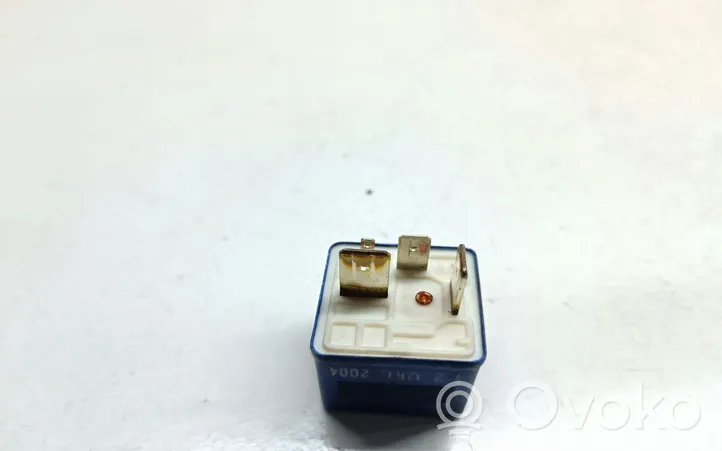 Volkswagen PASSAT B5.5 Glow plug pre-heat relay 8A0951253