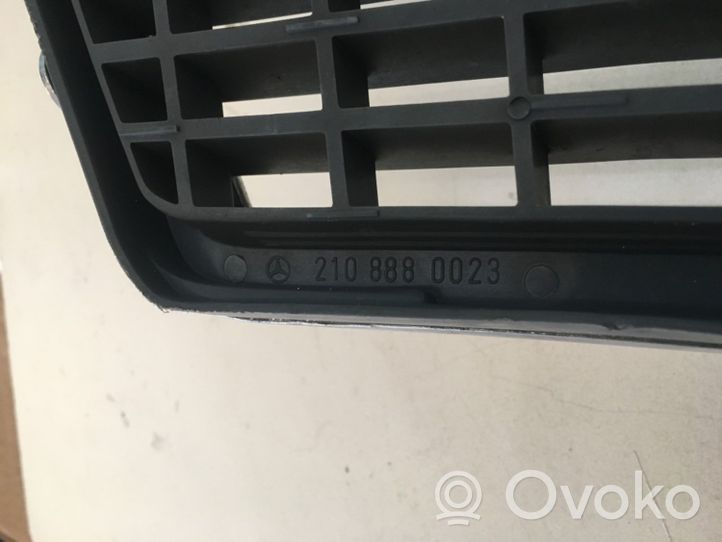 Mercedes-Benz E W210 Grille de calandre avant 2108880023