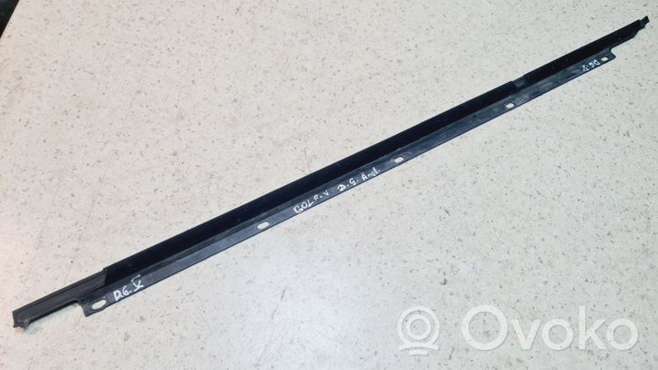 Volkswagen Golf V Rivestimento modanatura del vetro della portiera posteriore 1K6839478A