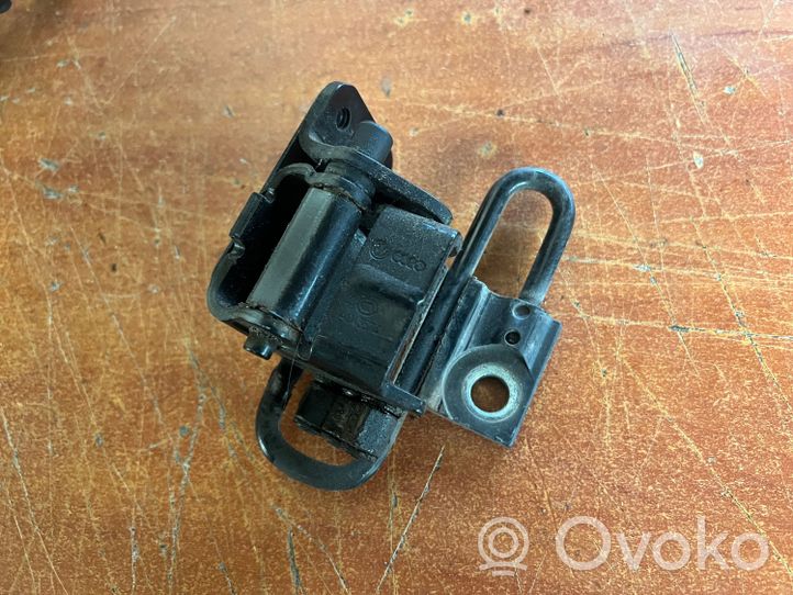 Audi A3 S3 A3 Sportback 8P Front door lower hinge 8E0831412E