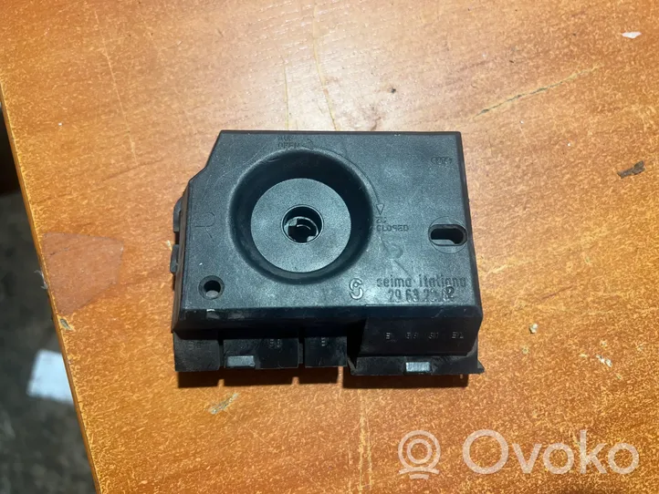 Audi 80 90 S2 B4 Porte ampoule de feu arrière 893945222