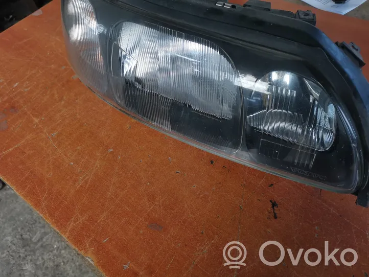 Volvo S60 Lampa przednia 89006821