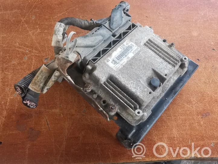 Opel Zafira B Engine control unit/module 55205622
