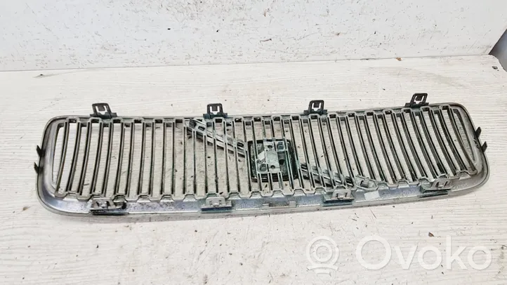 Volvo V70 Grille calandre supérieure de pare-chocs avant 08693346