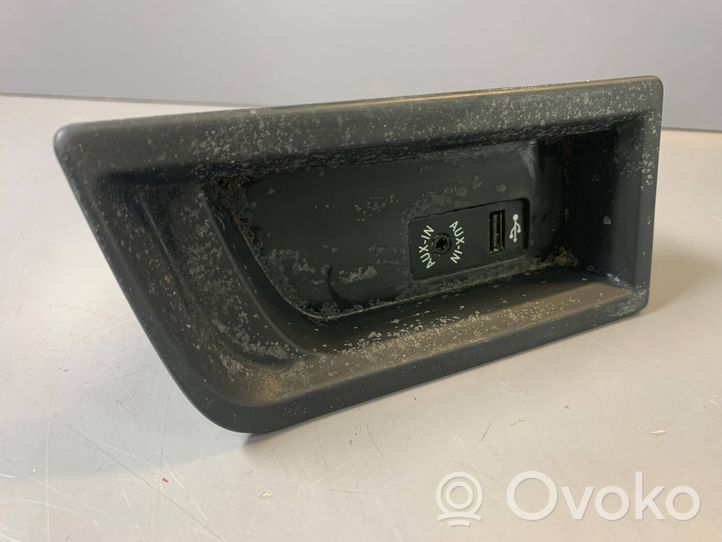 BMW 3 F30 F35 F31 Gniazdo / Złącze AUX 9207357