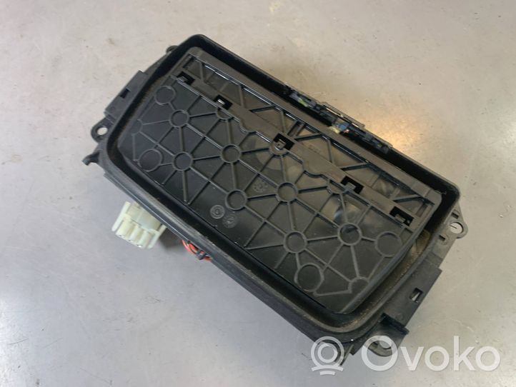 BMW 3 E90 E91 Peleninė panelėje 7078571