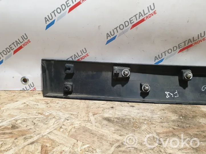 BMW X1 F48 F49 Takaoven lista (muoto) 7352093