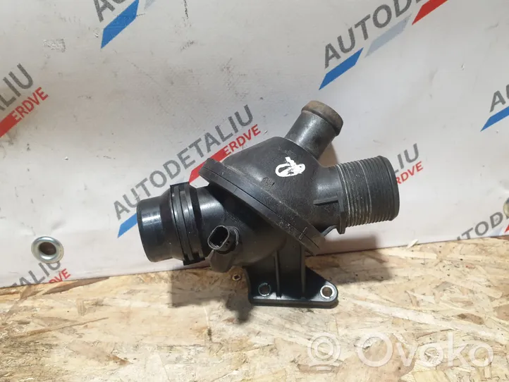 BMW 4 F32 F33 Carcasa del termostato 8648791