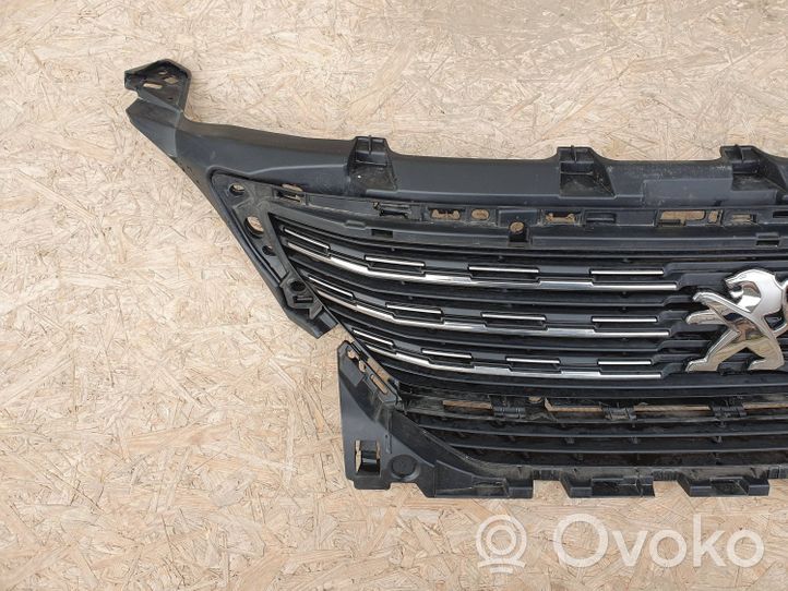 Peugeot 5008 II Maskownica / Grill / Atrapa górna chłodnicy 9814783380