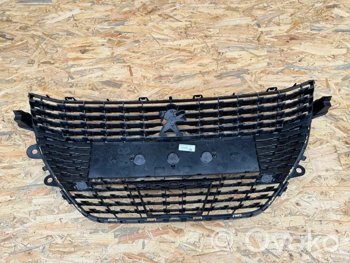 Peugeot 208 Maskownica / Grill / Atrapa górna chłodnicy 9823210080