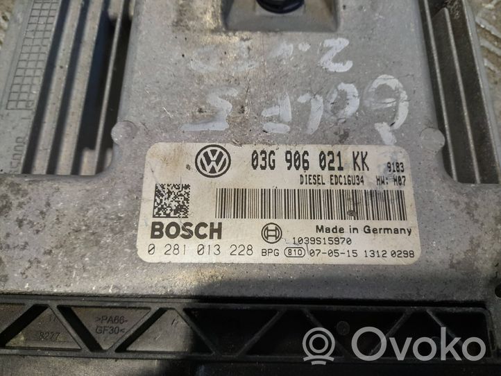 Volkswagen Golf V Variklio valdymo blokas 03G906021KK