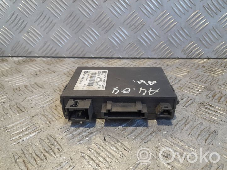 Audi A4 S4 B6 8E 8H Vetokoukun ohjainlaite/moduuli 8E0907383