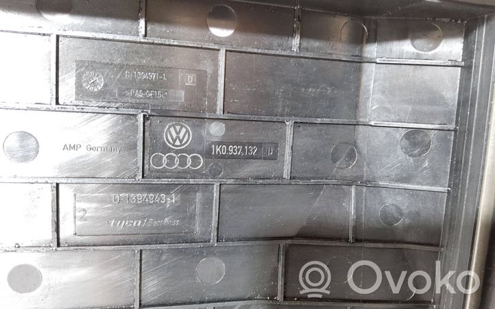 Audi A3 S3 8P Tapa de caja de fusibles 1K0937132D