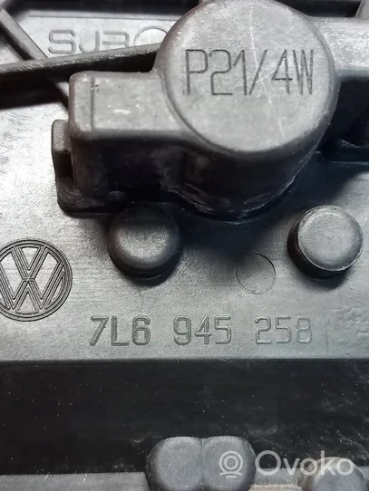 Volkswagen Touareg I Takavalon polttimon suojan pidike 7L6945258