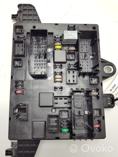 Opel Zafira C Module de fusibles 13368651