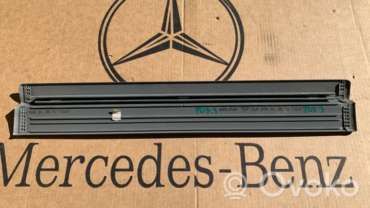 Mercedes-Benz E W210 Copertura del rivestimento del sottoporta anteriore A2106800135