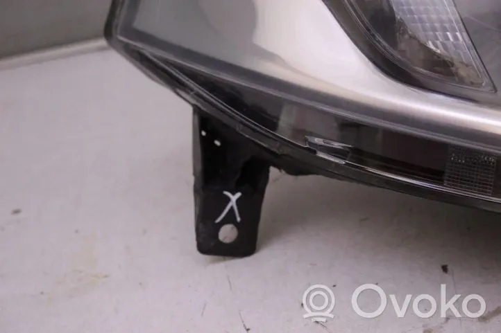 Opel Vivaro Lampa przednia Vfthgdvh