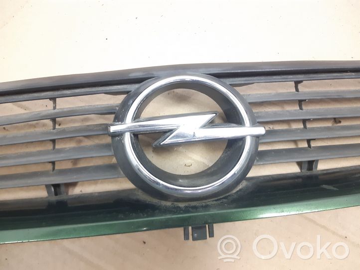 Opel Vectra B Etupuskurin ylempi jäähdytinsäleikkö 