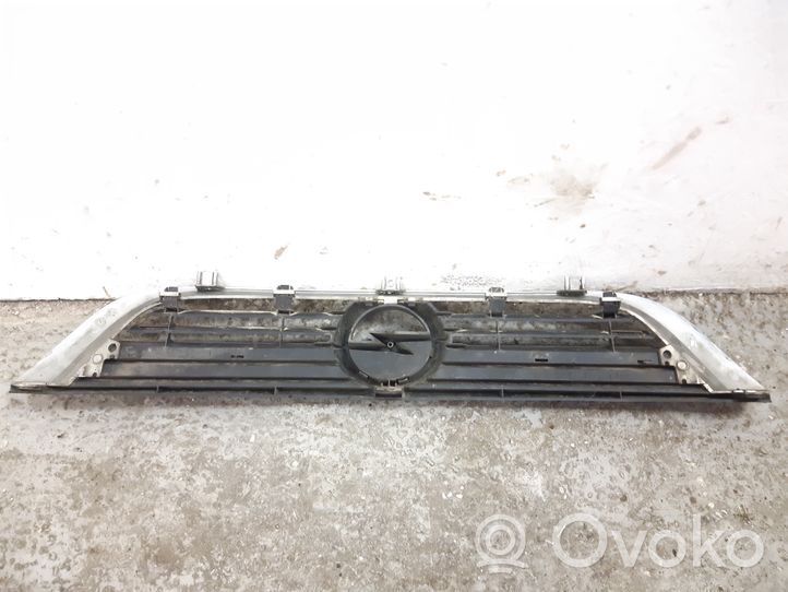 Opel Vectra B Grille calandre supérieure de pare-chocs avant 