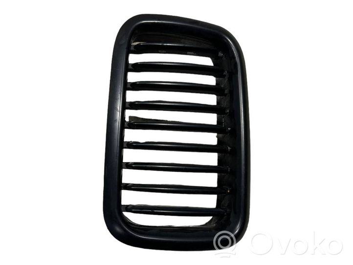 BMW 3 E36 Grille inférieure de pare-chocs avant 