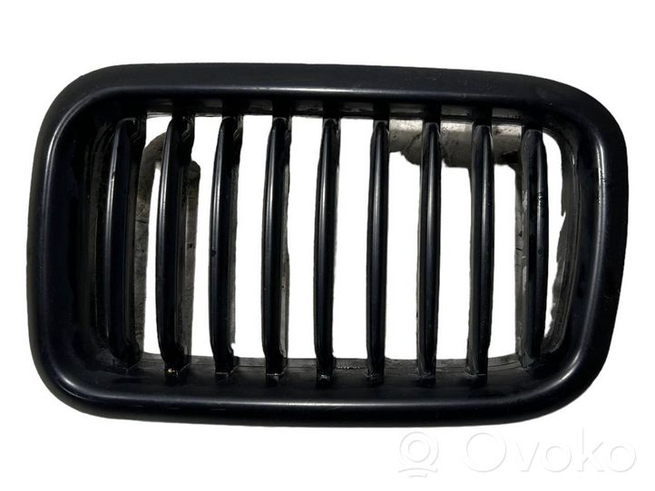 BMW 3 E36 Grille inférieure de pare-chocs avant 