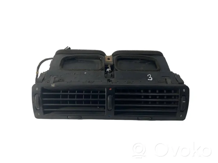 BMW 7 E38 Griglia di ventilazione centrale cruscotto 8390111