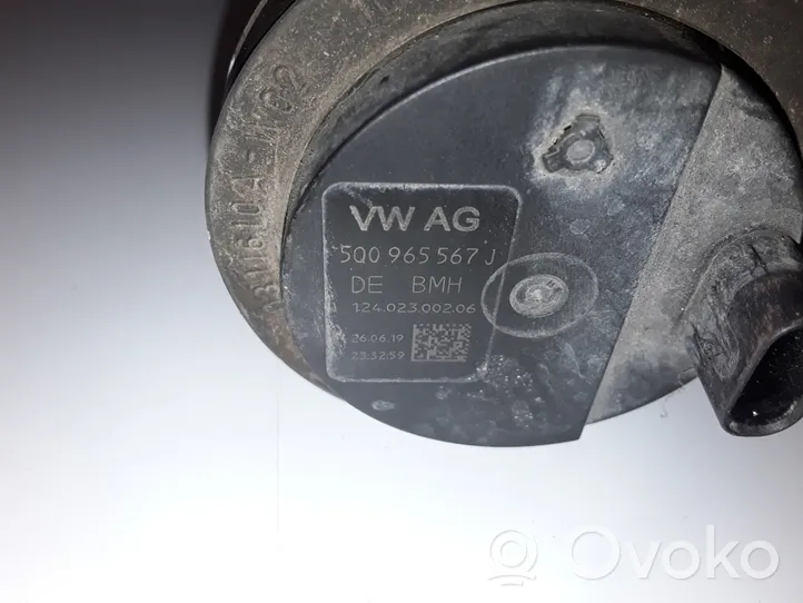 Volkswagen Golf VII Pompe à eau de liquide de refroidissement 5Q0965567J