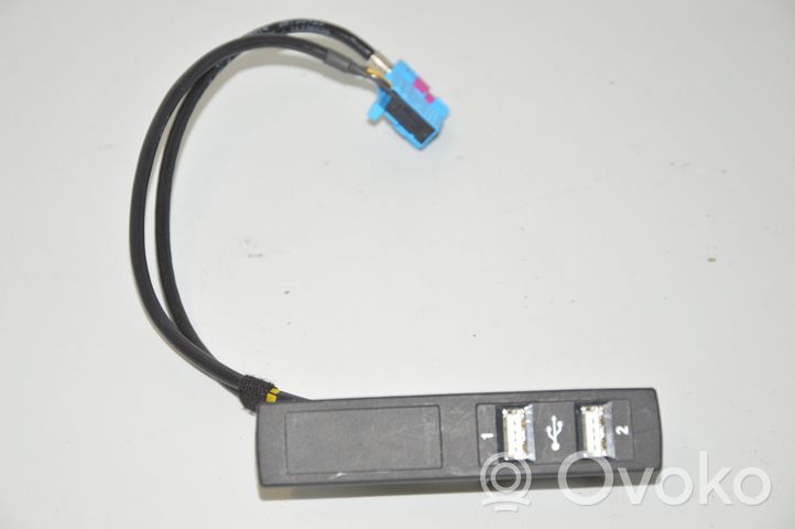 Mercedes-Benz S W220 USB-pistokeliitin 