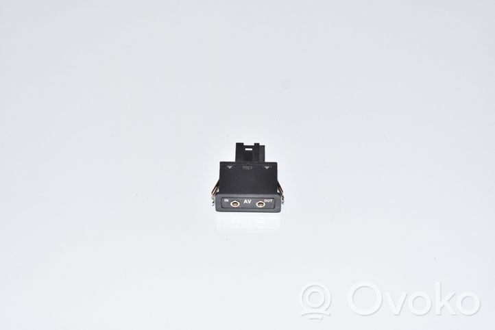 BMW X5 E53 USB-pistokeliitin 8368346