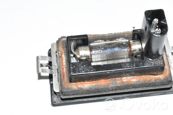 BMW 7 E38 Lampa oświetlenia tylnej tablicy rejestracyjnej 8352424