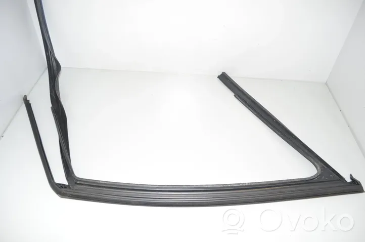 BMW 2 F46 Rubber seal front door (on door) 7326167