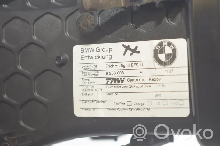 BMW i3 Kojelaudan sivutuuletussuuttimen kehys 9283003