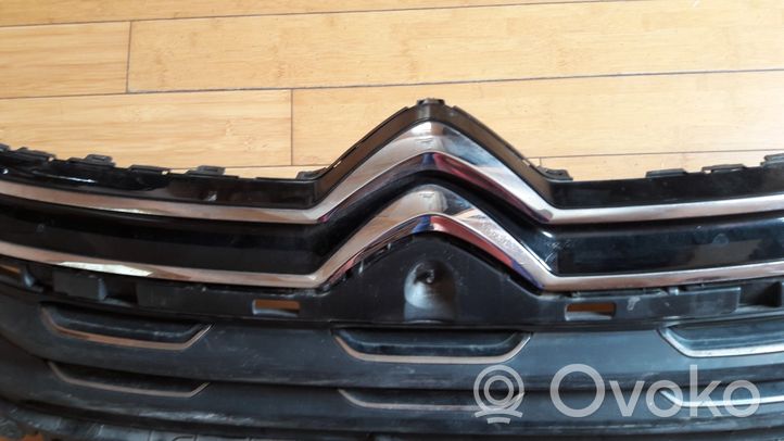 Citroen C5 Aircross Grille calandre supérieure de pare-chocs avant 9825347677