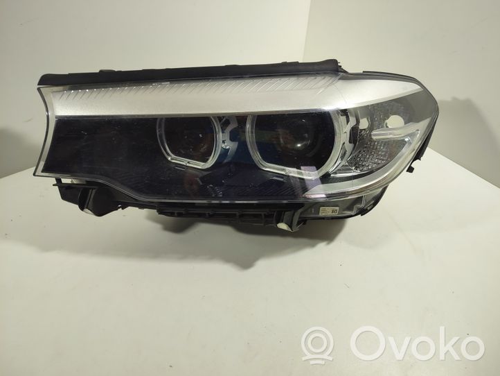 BMW 5 G30 G31 Lampa przednia 8499111