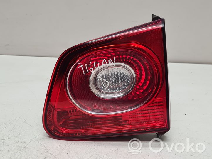 Volkswagen Tiguan Lampy tylnej klapy bagażnika 5N0945094B