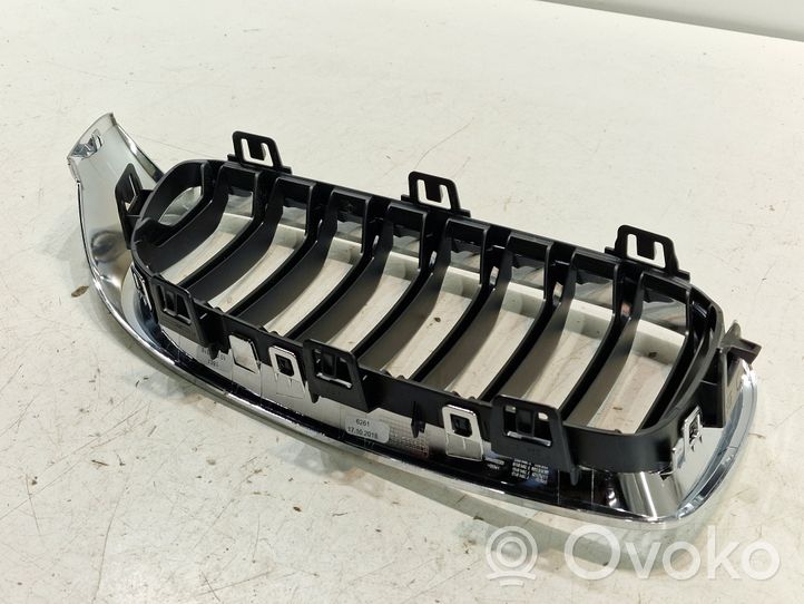 BMW 4 F32 F33 Griglia superiore del radiatore paraurti anteriore 7294817